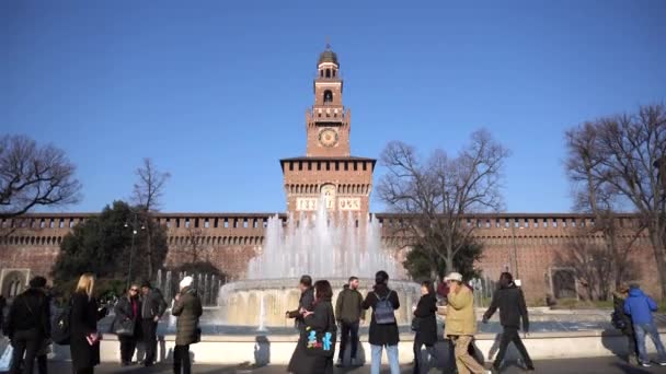 Itálie, Miláno únor 2020 - Pohled na hrad Sforza (Castello Sforzesco) a kašnu v parku z náměstí Cairoli