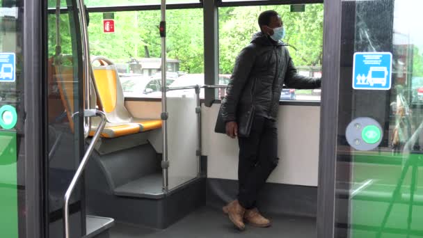 意大利 米兰2020年4月 第2阶段 科罗纳维勒斯 关于交通工具 公共汽车 地铁的新规定 在此停留 戴面具乘客之间保持1米的距离 — 图库视频影像
