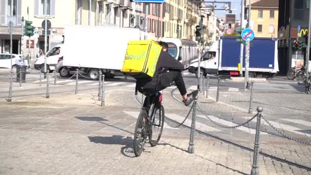 Italia Milano Settembre 2019 Sempre Più Ciclisti Consegnano Cibo Casa — Video Stock