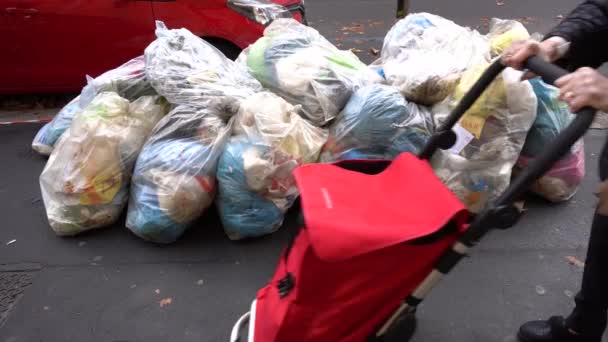Italy Milan December 2019 Trash Bags Sidewalk Street People Struggling — Stock Video