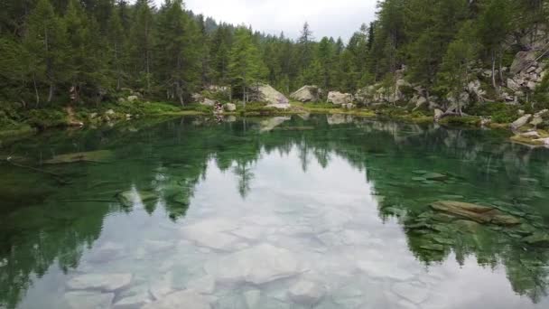 Transparent Smooth Lake Mountains — Stock Video