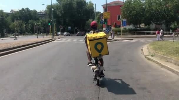 Italia Milan September 2019 Semakin Banyak Pengendara Sepeda Yang Mengirimkan — Stok Video