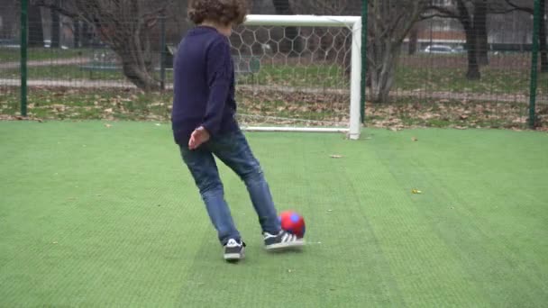 Italien Mailand Januar 2020 Fünfjähriger Junge Spielt Fußball Auf Mini — Stockvideo
