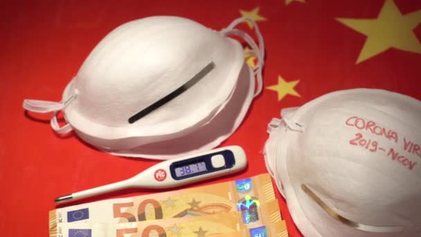 Çin Bayrağı Arkaplanındaki Beyaz Maskeye Koronavirüs Işareti — Stok video