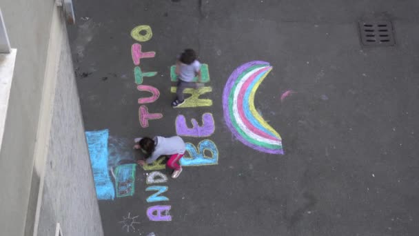 Europa Italia Milano Aprile 2020 Bambini Genitori Italiani Disegnano Iscrizione — Video Stock