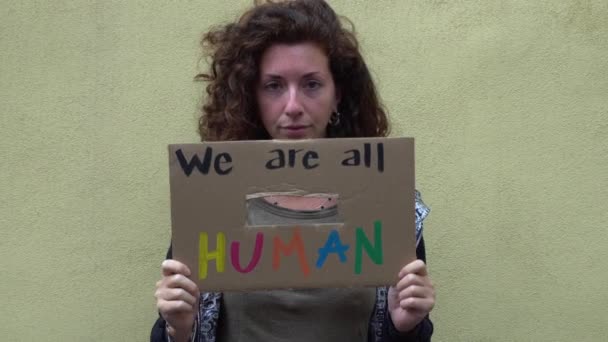 América Eua Branco Latino Menina Segurando Sinal Somos Todos Humanos — Vídeo de Stock
