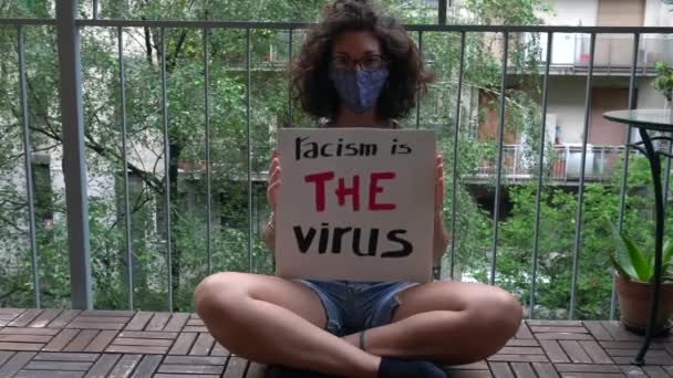 America Usa Ragazza Latina Bianca Con Segno Razzismo Virus Protesta — Video Stock