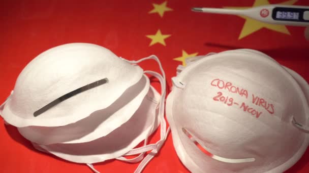 中国の国旗の背景に白いマスクにコロナウイルスの標識があり — ストック動画