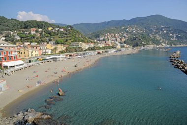 Deniz kenarında yatları olan körfezin güzel manzarası.