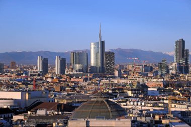 Avrupa, İtalya, Milan 15 Aralık 2019 - Duomo Katedrali, Vittorio Emanuele Galerisi ve dağlı Unicredit kulesi gökdelenleri 