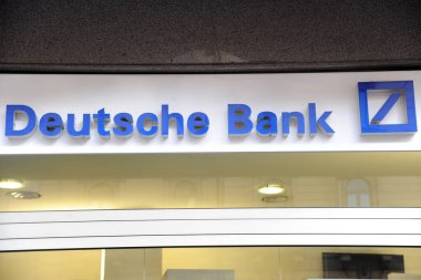 Milan, İtalya 19 Şubat 2019 - Deutsche Bankası logosu ve imzası