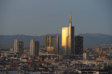 Avrupa, İtalya, Milan 15 Aralık 2019 - Duomo Katedrali, Vittorio Emanuele Galerisi ve dağlı Unicredit kulesi gökdelenleri 