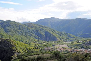 Orman nehri ve dağlardaki hava manzarası, doğa arka planı. 