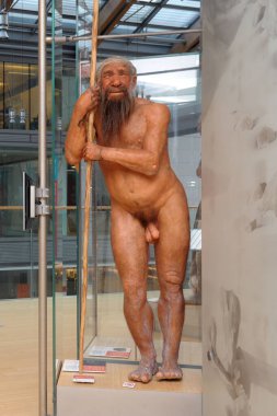 Müzedeki çıplak adamın heykeli.