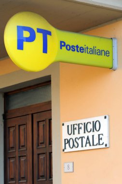 Ön cephede İtalyan postasının sarı tabelası