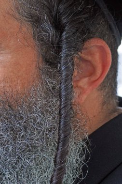 Sakallı ve saçlı bir adam.