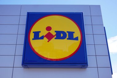 lidl süpermarket binası ön cephesi