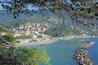 Mavi gökyüzü ve bulutlu küçük körfez