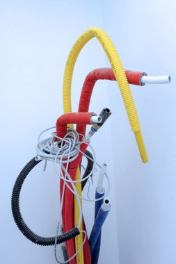 Hortum ve kablolar suyun üstünde.