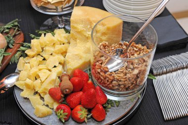 Sağlıklı kahvaltı masası tabakta, peynirde ve çilekte.