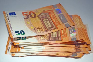 Pantolon cebinde euro banknotları