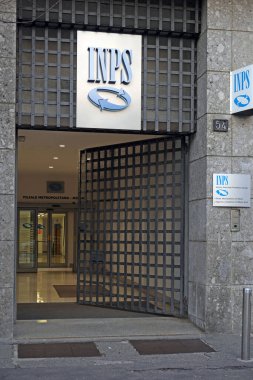 MILAN, ITALY - 13 Ocak 2020: İtalyan INPS ofisi cephesi, INPS Istituto Nazionale della Previdenza Sociale olarak da bilinir.