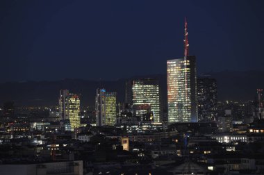 Milan, İtalya 24 Eylül 2018 Milan gökdelenler ve şehir merkezi arkasında dağlar olan Unicredit kulesi