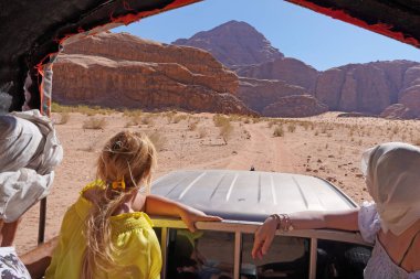 Ürdün, Wadi Rum Çölü - 4x4 cip arabasıyla çölü ziyaret eden turist