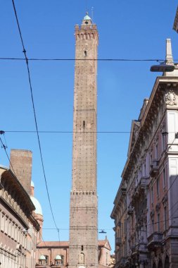 Mavi gökyüzündeki yüksek kule