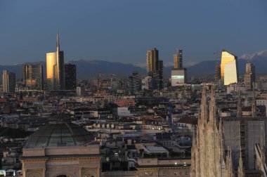 Avrupa, İtalya, Milan 15 Aralık 2019 - Duomo Katedrali, Vittorio Emanuele Galerisi ve dağlı Unicredit kulesi gökdelenleri 