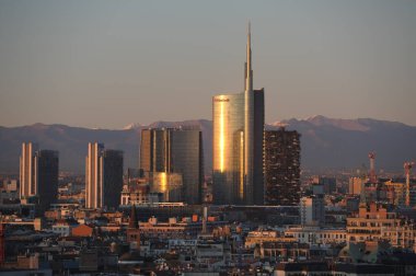 Avrupa, İtalya, Milan 15 Aralık 2019 - Duomo Katedrali, Vittorio Emanuele Galerisi ve dağlı Unicredit kulesi gökdelenleri 