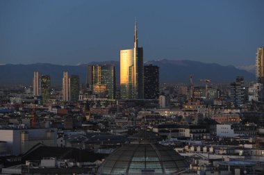Milan, İtalya 24 Eylül 2018 Milan gökdelenler ve şehir merkezi arkasında dağlar olan Unicredit kulesi