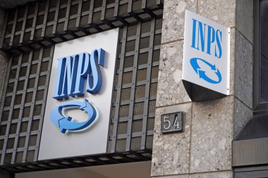 MILAN, ITALY - 13 Ocak 2020: İtalyan INPS ofisi cephesi, INPS Istituto Nazionale della Previdenza Sociale olarak da bilinir.