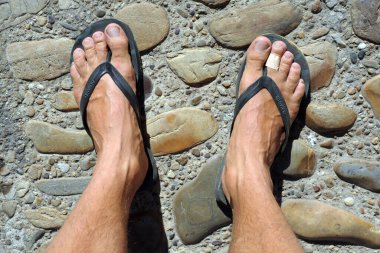 Parmak arası terliklerle insan ayaklarını kapat