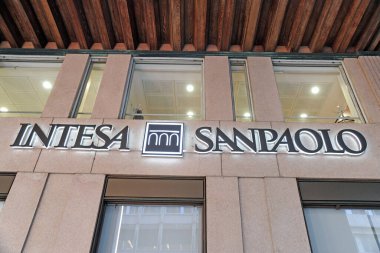 Milan, İtalya - 29 Ocak 2019: Intesa San Paolo Bankası