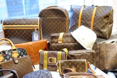 İtalya - Milan - 25. 2018 - Luis Vuitton butiği Montenapoleone yolunda - alışveriş ve moda bölgesi şehir merkezinde - logo