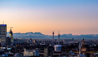 Milan, İtalya 24 Eylül 2018 Milan gökdelenler ve şehir merkezi arkasında dağlar olan Unicredit kulesi