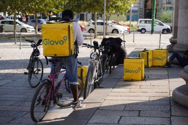 İnternetten sipariş veren kişilere yemek getiren Glovo dağıtıcısı.