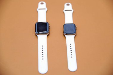 Milan, İtalya - 29 Ekim 2018: Saatler, tabletler ve cep telefonu aksesuarlarıyla birlikte Apple mağazasının içinde