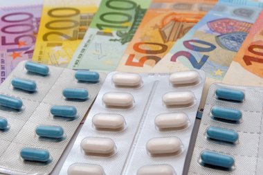 Kabarcık ambalajında kapsül hapı ve avro parası - İlaç endüstrisi konsepti. Eczane eczanesi. Antibiyotik direnci - akıl sağlığının maliyeti