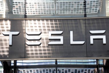 Milan, İtalya 15 Şubat 2019 - Tesla elektrikli araba mağazası ve logosu