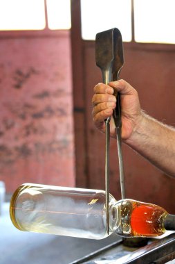 İTALYA, VENICE MURANO 30 Ekim 2019 Ünlü Murano cam yapımı için çalışan adamlar