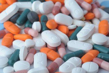 Kapsüllerdeki haplar - ilaçlar, ilaçlar - Coronavirus n-cov19 ile savaşmak için ilaç ve aşı arayışı