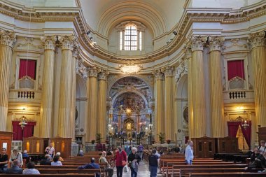 Eski katolik kilisesinin insanlarla iç içe olma görüşü