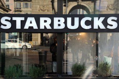Milan, İtalya 15 Şubat 2019 - Piazza XXV Aprile 'de Starbucks kahvesi