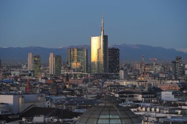 Milan, İtalya 24 Eylül 2018 Milan gökdelenler ve şehir merkezi arkasında dağlar olan Unicredit kulesi