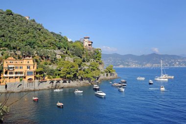 Deniz kenarında yatları olan körfezin güzel manzarası.