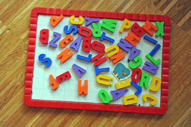 Tahta masada alfabe harfleri var.