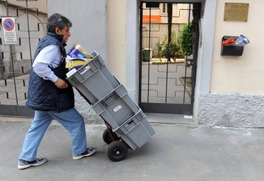 Milano, İtalya 8 Ocak 2018 ev alışverişi - insan süpermarket alışverişi yapıyor, Avrupa ve Amerika 'da (ABD) ve Asya' da n-cov19 acil salgını sırasında devam ediyor