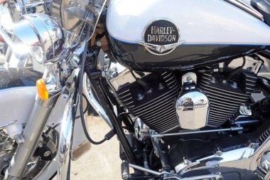 Milan, İtalya 19 Şubat 2019 - Harley Davidson Motor Şirketi, logo ve imza - lüks Amerikan motosikleti 